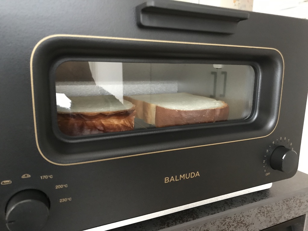 バルミューダトースターの蓋を閉めます