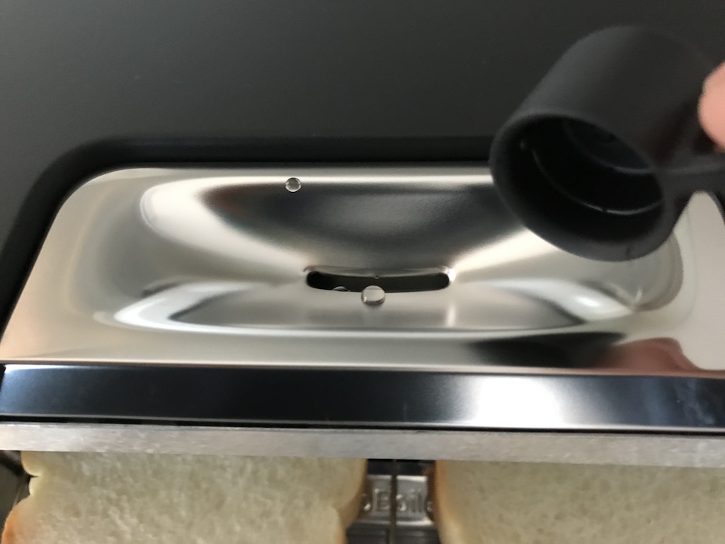 ふっくら焼けるように水を入れます