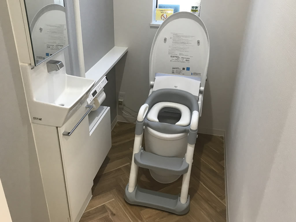 リクシルの便器・リフォレに設置してみます。