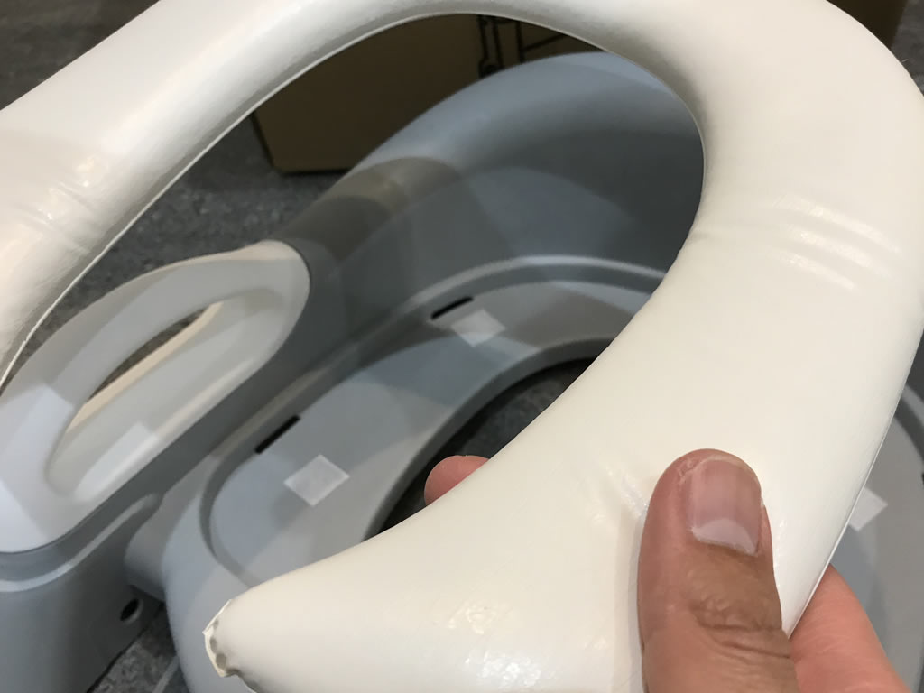 プニュプニュの便座をマジックテープで固定