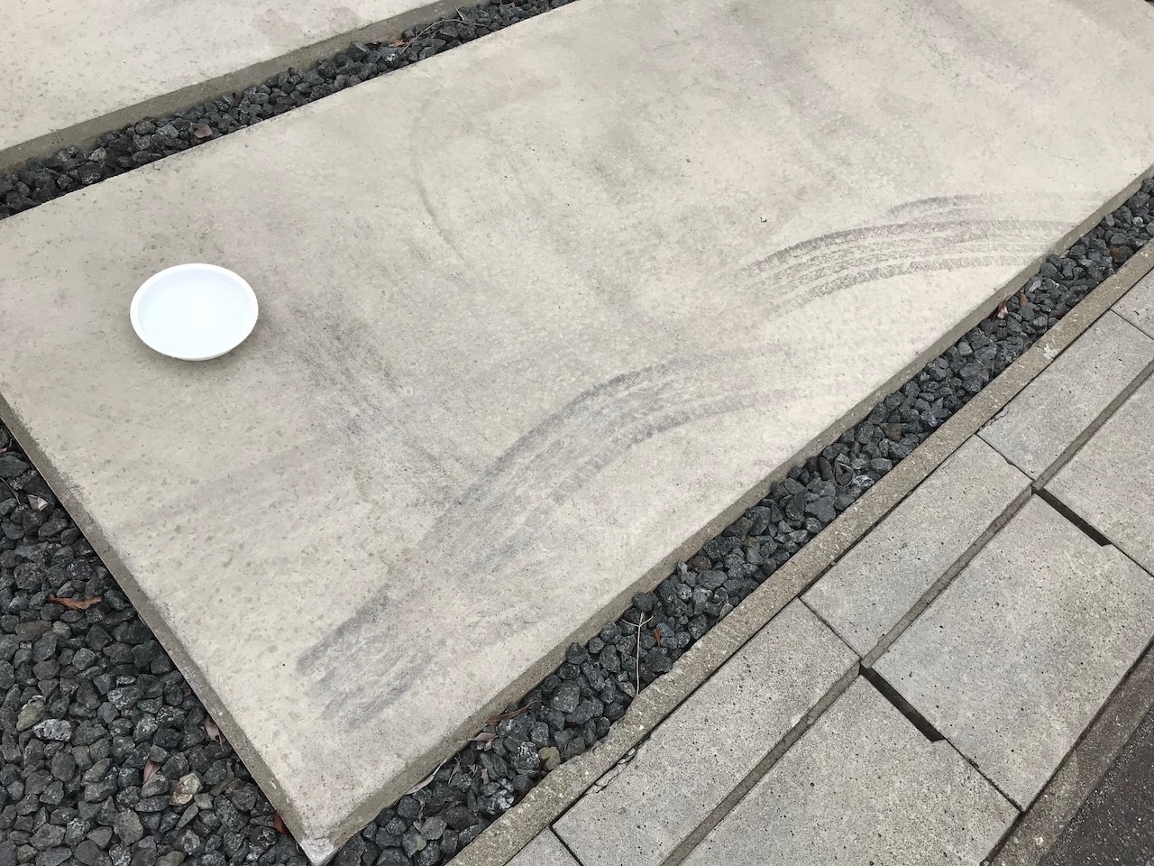 しっかりとついたコンクリートのタイヤ痕