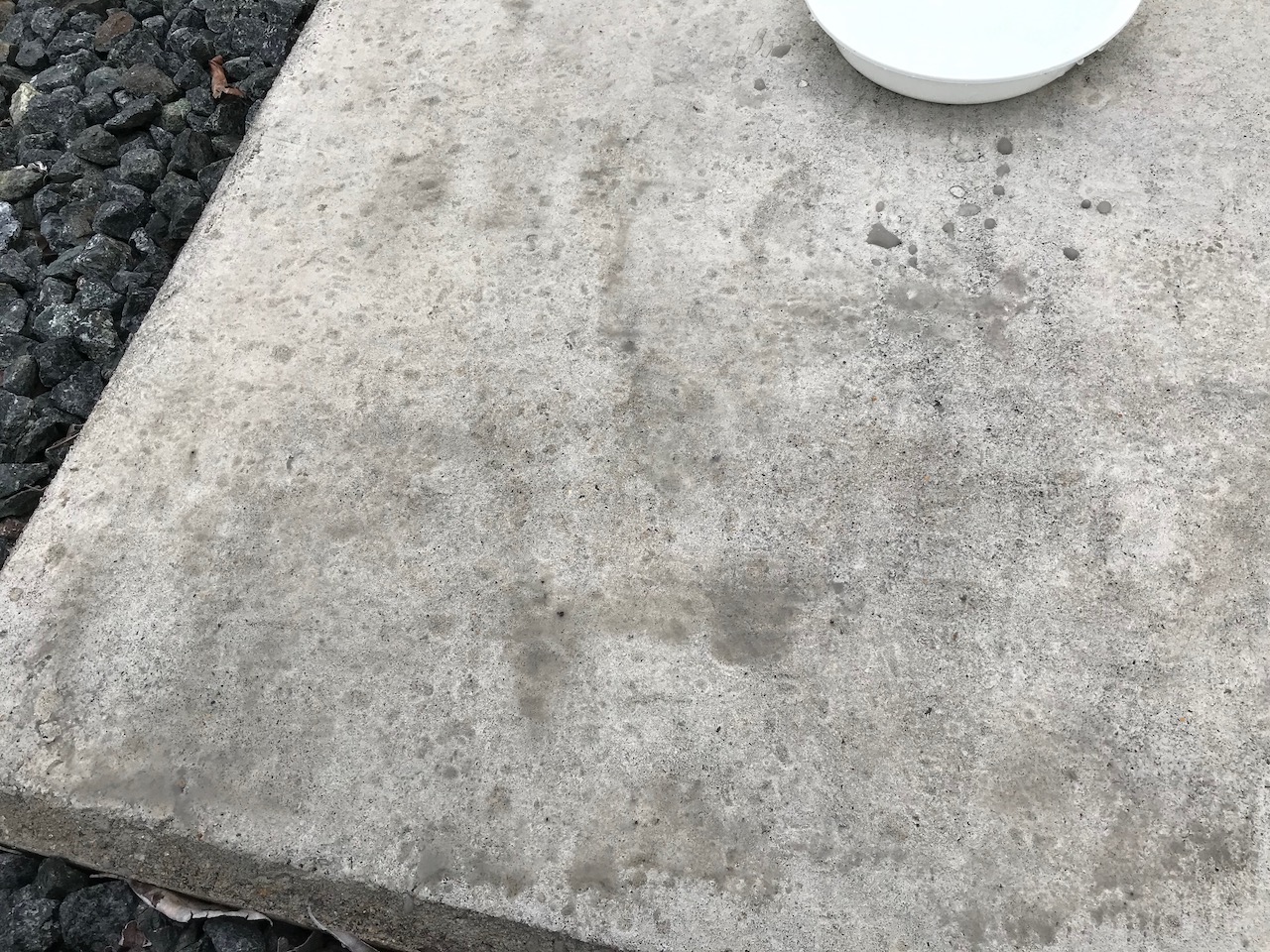 コンクリートのタイヤ痕が一瞬で消えた