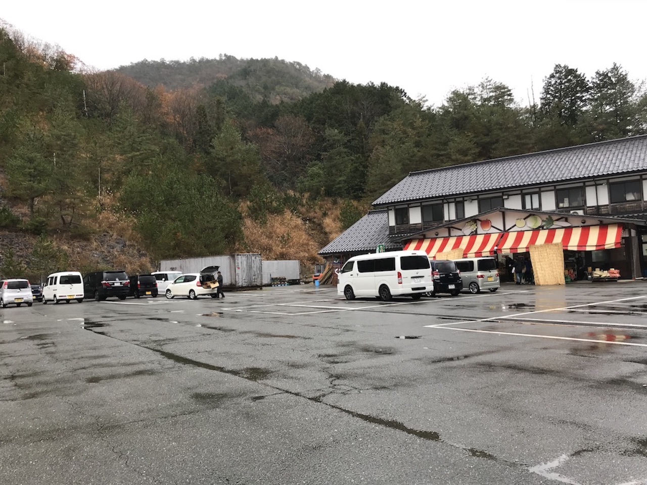 宿院商店の駐車場