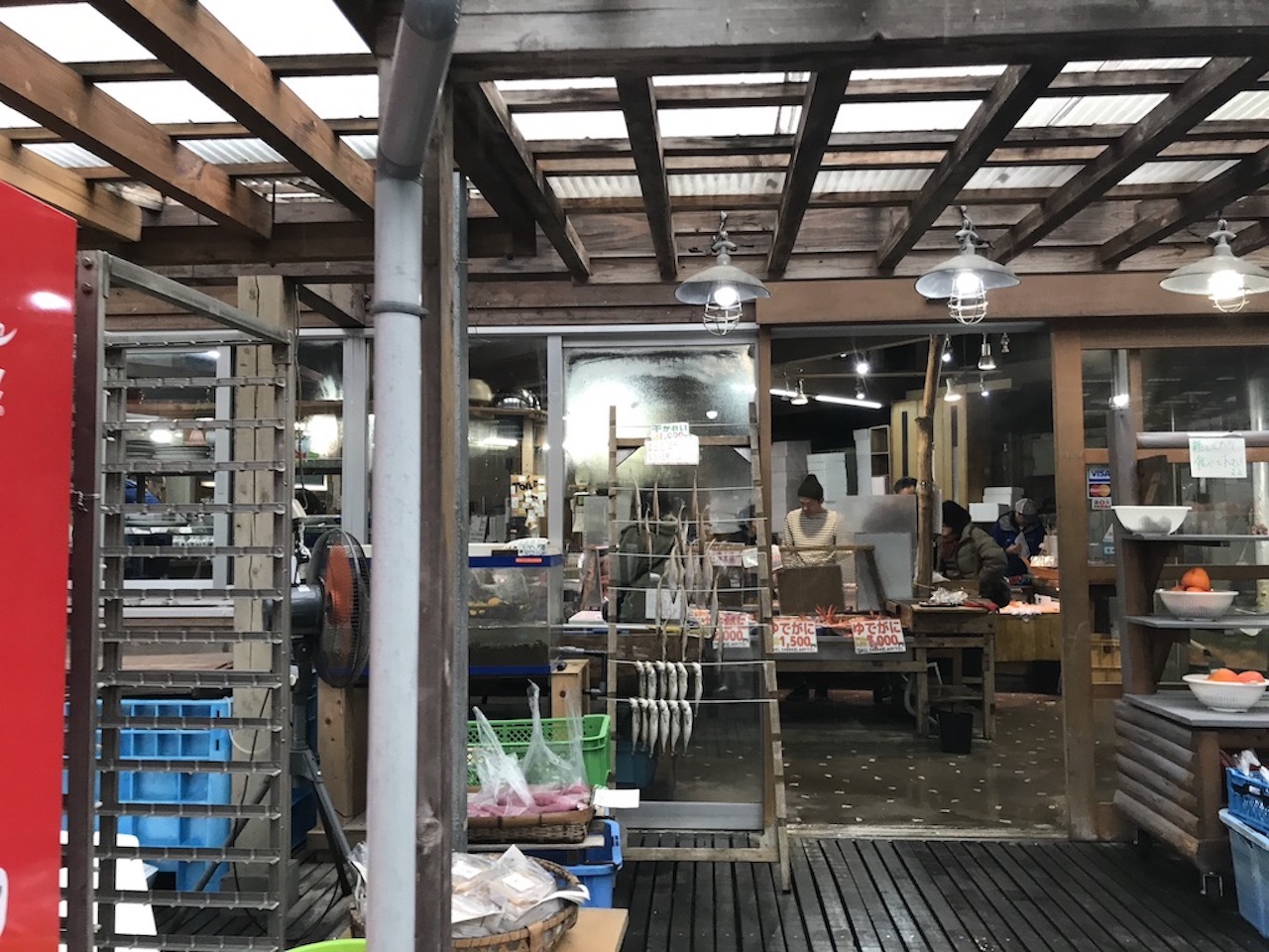 山正かにやさんの店内