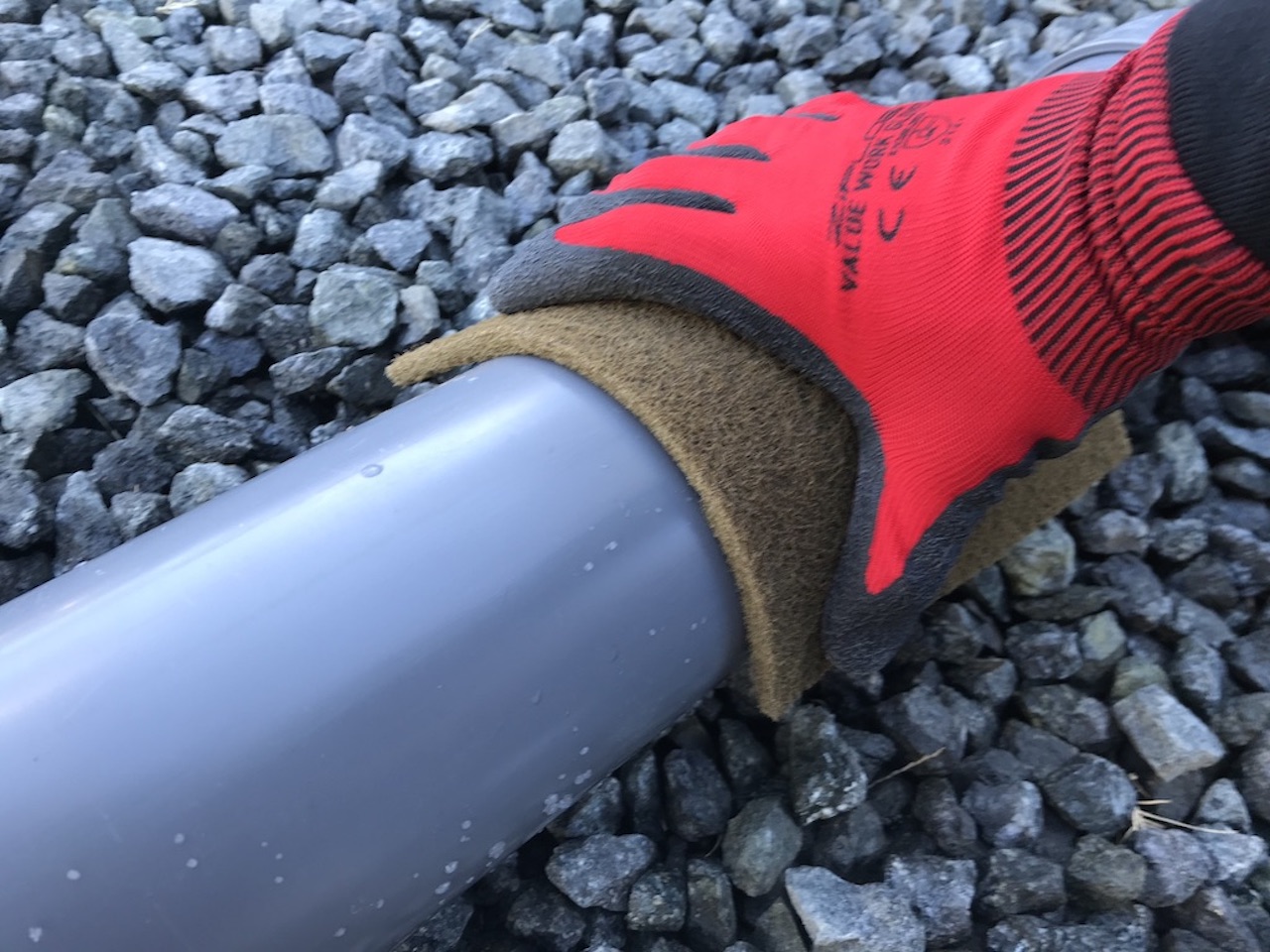 スポンジ研磨シートで削る