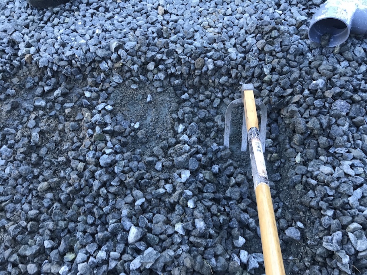 場所が決まれば砂利を退けます。