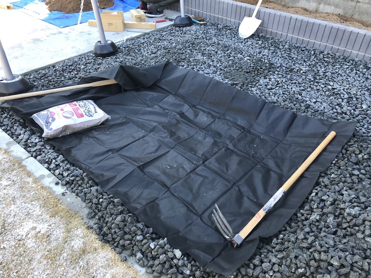 防草シートを広げます