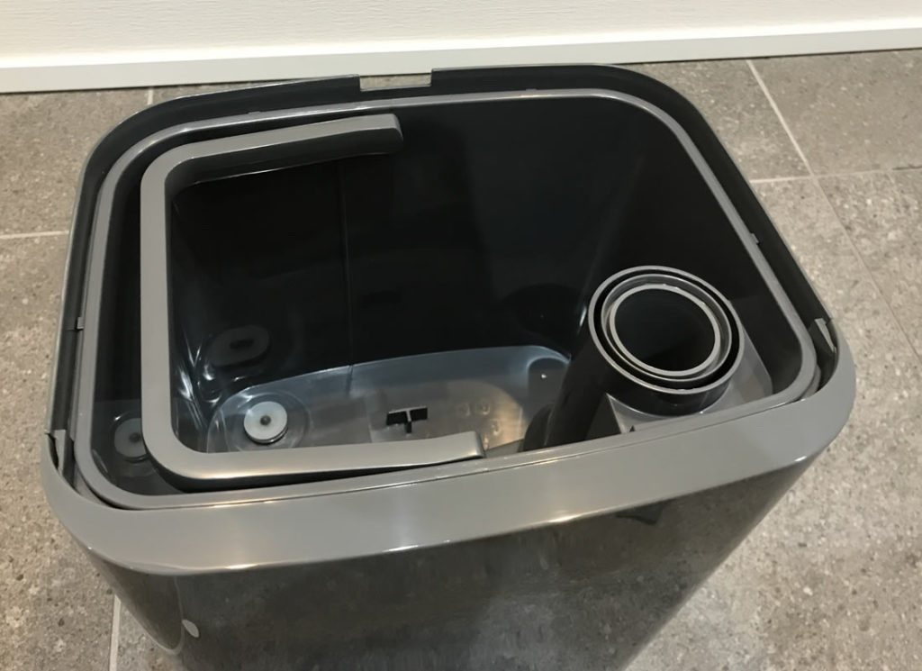 蓋を取ると水入れがあります。