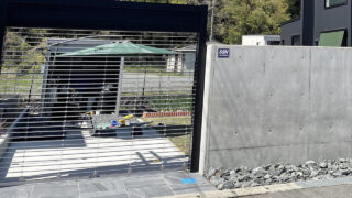 我が家のエクステリア・外構を紹介!コンクリート打ちっ放し塀・天然芝・家庭菜園など見所満載