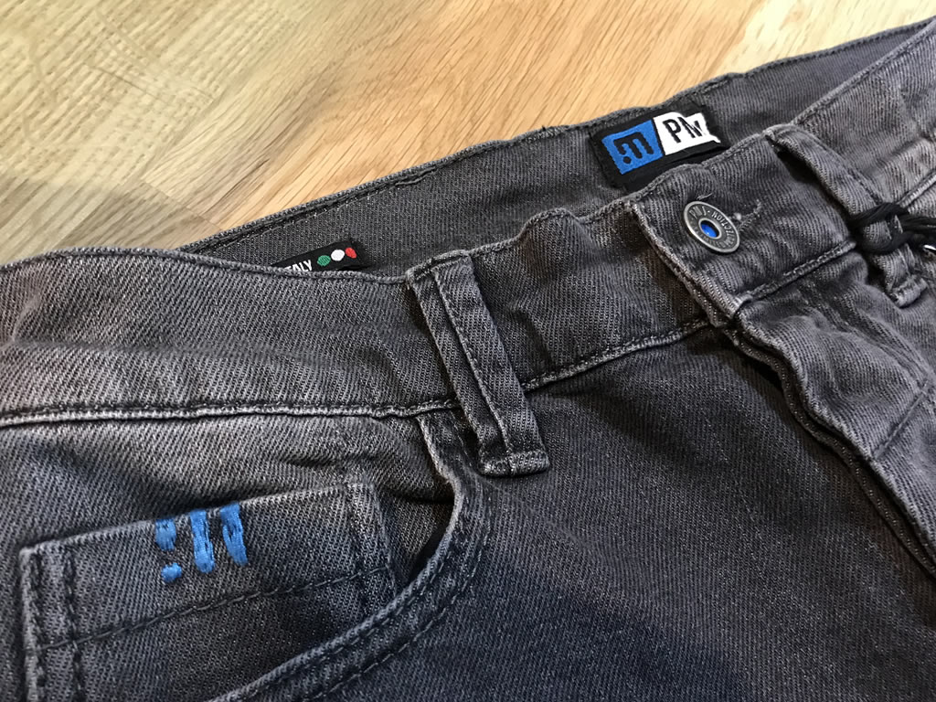 コインポケットやベルト周り