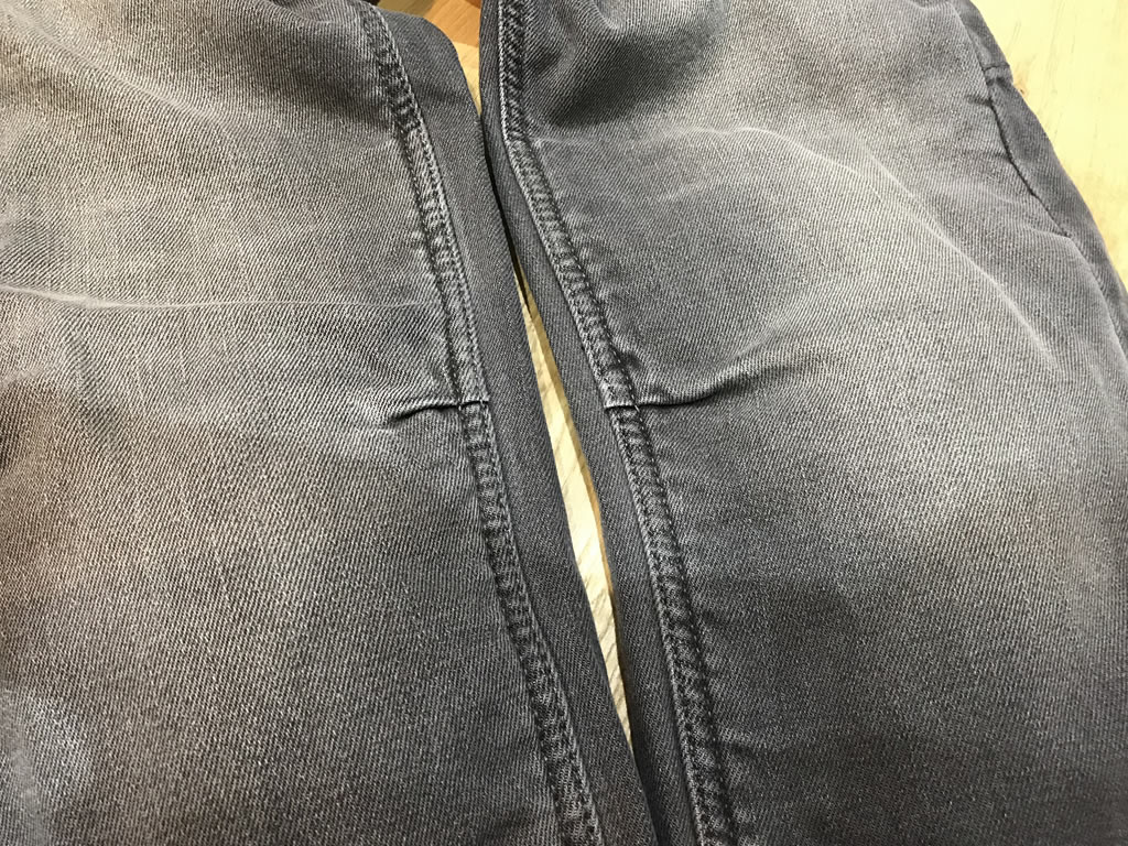 ライディングに最適なように、膝は立体裁断
