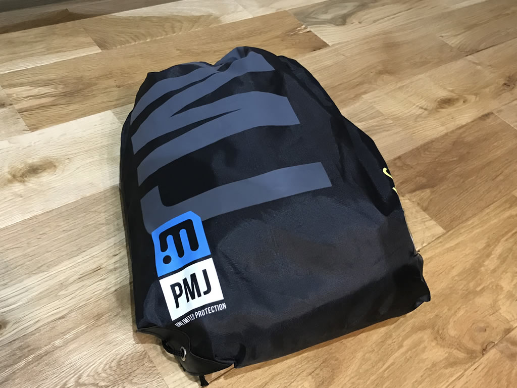 オリジナルナップサックに入って届く