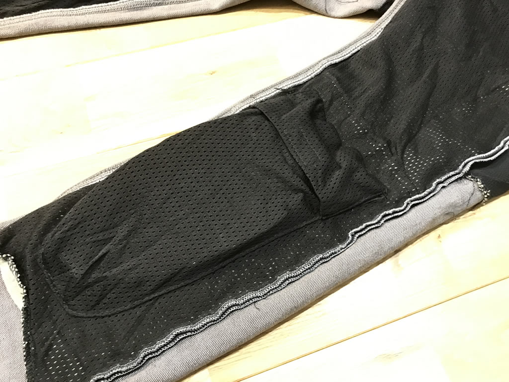 膝の部分にKNOXのプロテクターを入れてみた