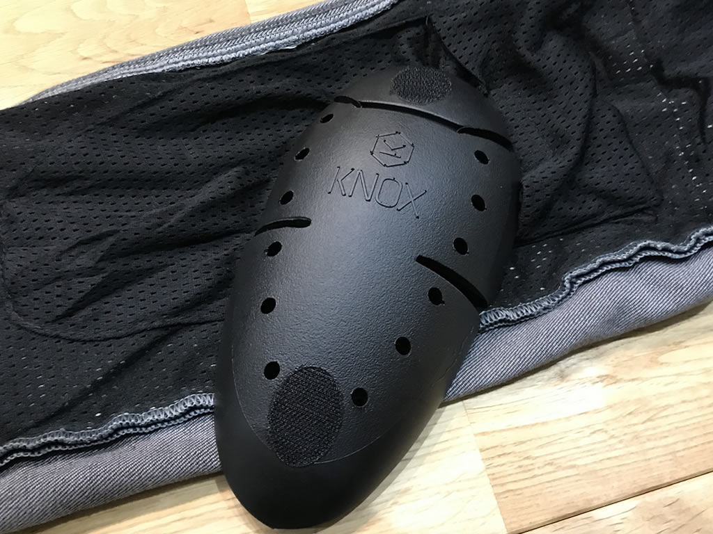膝部分にはKNOXのプロテクター