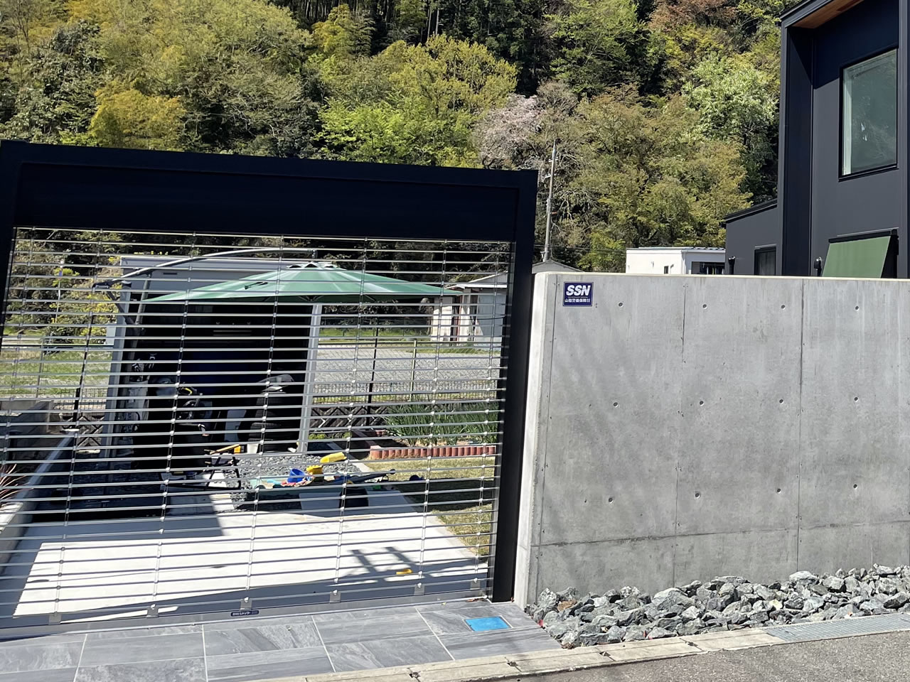 外構の塀とグリ石とリクシル電動シャッター