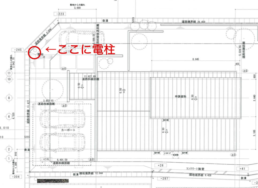 建築図面では玄関前に電柱があることに