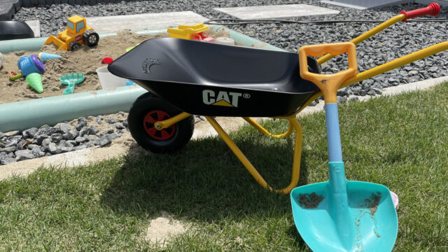 ロリートイズの子供用一輪車・CATの購入レビュー！２〜３歳児の砂場遊びにおすすめの手押し車３選
