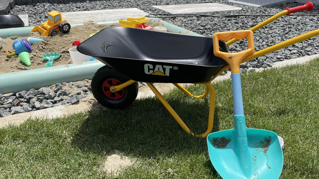 ロリートイズの子供用一輪車・CATの購入レビュー！２〜３歳児の砂場遊びにおすすめの手押し車３選 | 育児日記はギンパパの子育てブログ